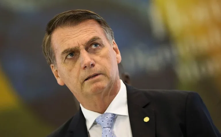 Mesmo após prisão, Bolsonaro mantém direito a equipe de oito assessores e dois veículos oficiais