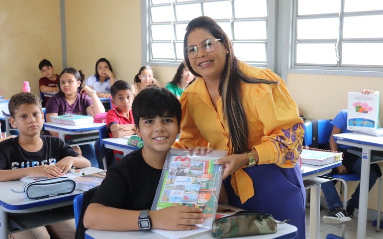 Prefeitura de São José da Laje entrega kits de material escolar para alunos  da rede municipal