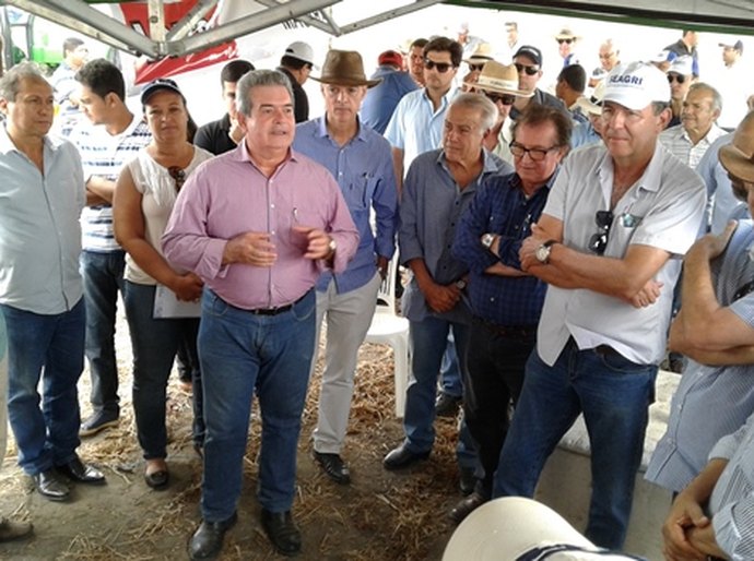 Dia de Campo em Jundiá apresenta pesquisas e colheita de soja