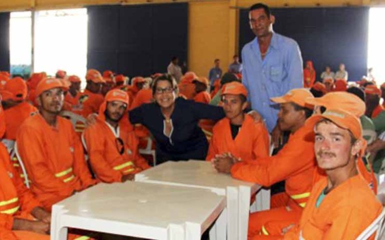 Arapiraca: Célia participa de café da manhã com trabalhadores da Limpel