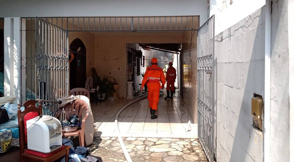 Sobrado de residência pega fogo em Aracaju / Foto: Foto: CBMSE/Divulgação