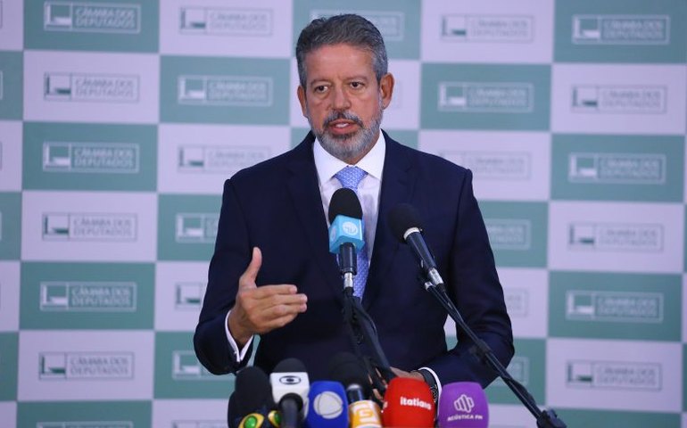 Regulamentação da reforma tributária não pode ficar 'no vácuo', afirma Lira