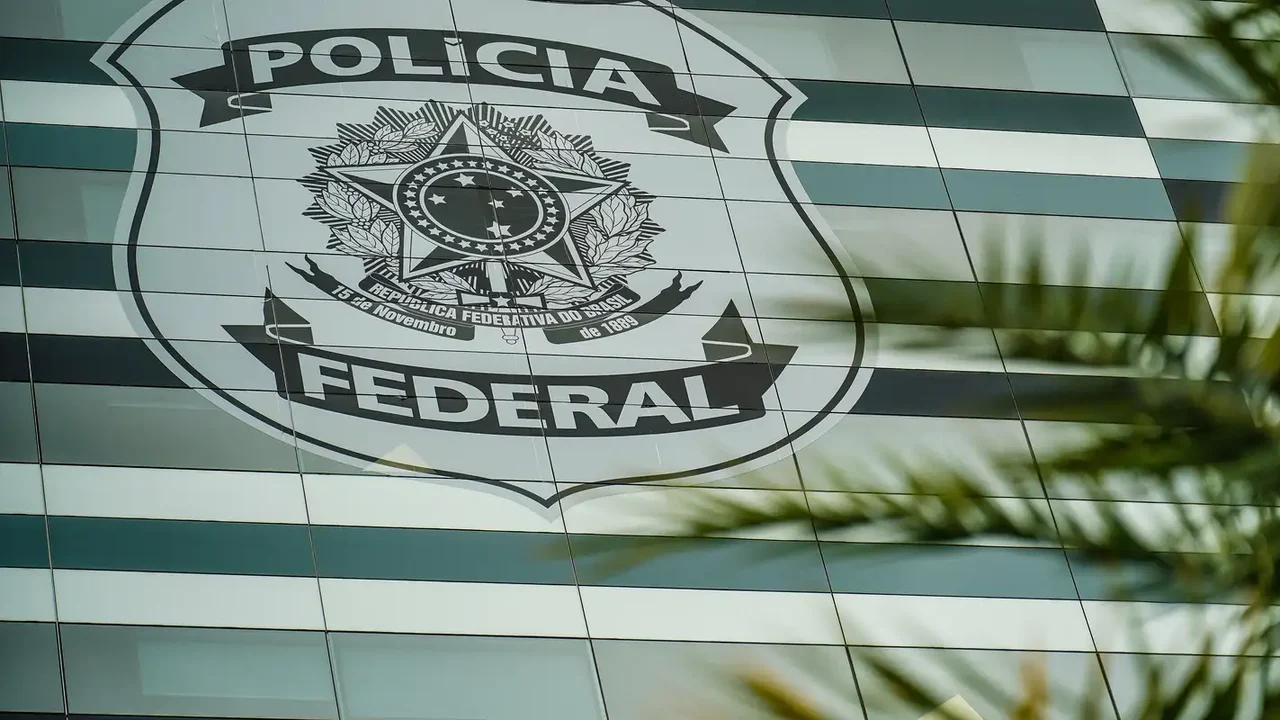 Discussões, música e buzinaço marcam prisão de Bolsonaro na sede da Polícia Federal