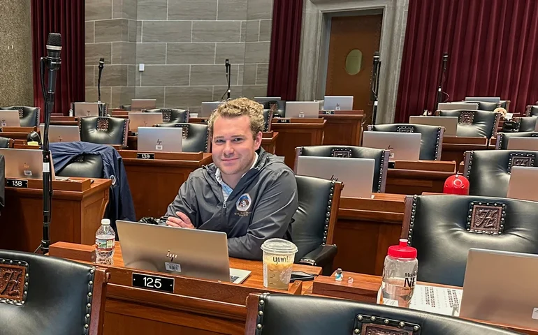 Legislador do Missouri é repreendido por mensagem de texto sexualmente vulgar enviada durante protesto contra redistribuição de distritos eleitorais