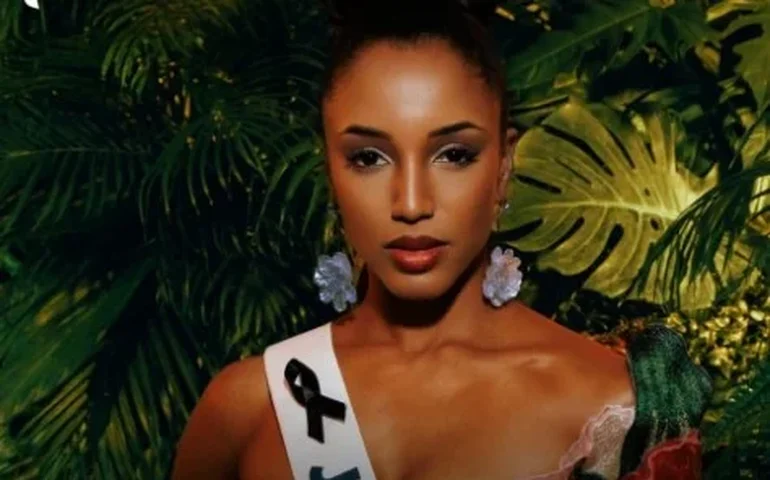 Modelo da Jamaica sofre queda grave durante desfile no Miss Universo e é retirada em maca da passarela; vídeo