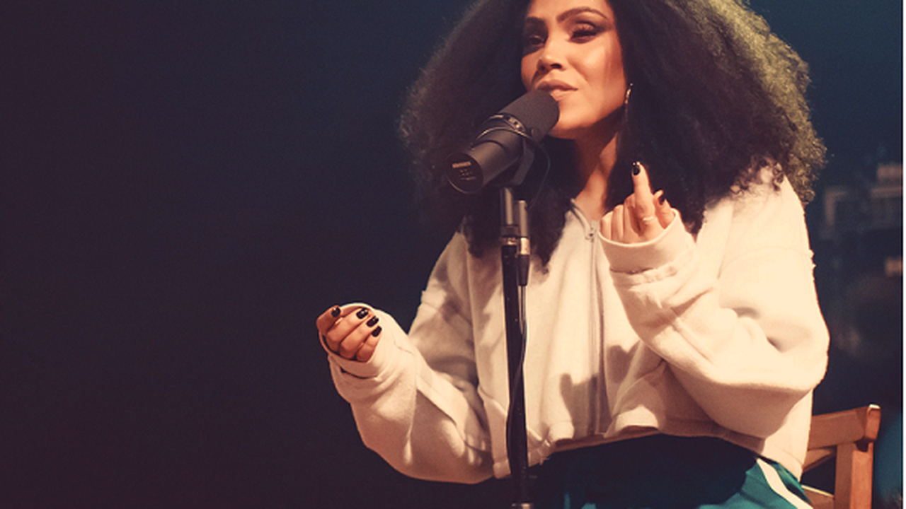 Paloma Rossi lança medley com hits do gospel