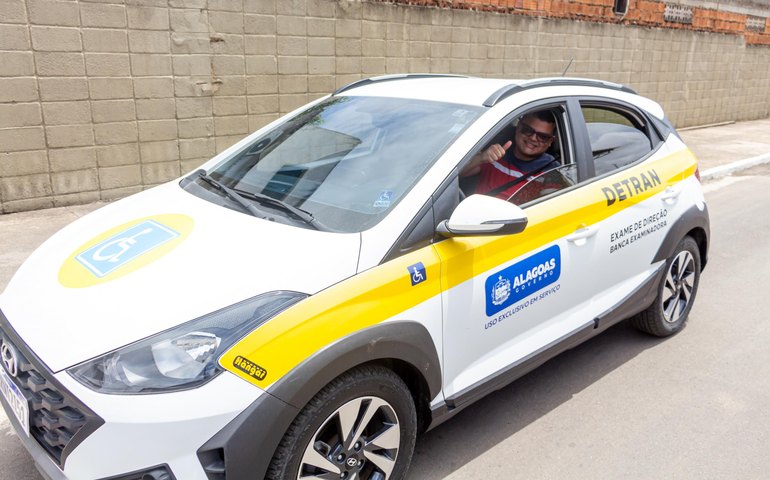 Candidatos PCD realizam prova prática com carro adaptado do Detran Alagoas