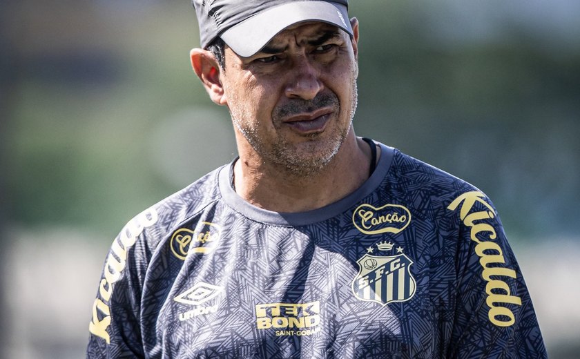 Carille segura empolgação por acesso e despista sobre futuro no Santos: 'Nada decidido'