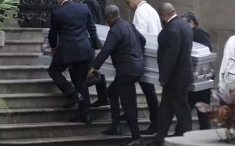 Corpo de Preta Gil é velado no Theatro Municipal do Rio em cerimônia aberta ao público
