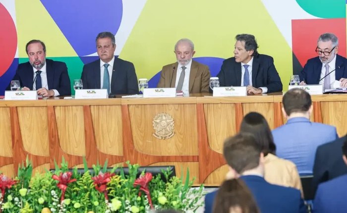 Governo Lula anunciou a decisão de zerar os impostos federais PIS e Cofins sobre o óleo diesel