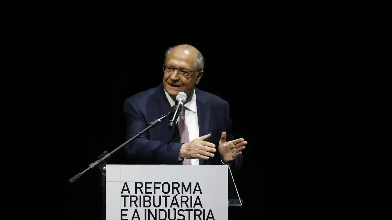 Alckmin celebra fim da 6x1 e aumento do teto do MEI antes de encontro com empresários na BA