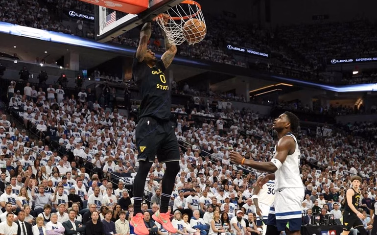 Lesionado, Curry vira preocupação nos Warriors nos playoffs da NBA; Cavs perdem mais uma