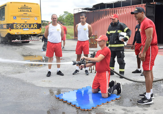 Comandante-geral do Corpo de Bombeiros participa de exercício com fogo real no Batalhão de Incêndio
