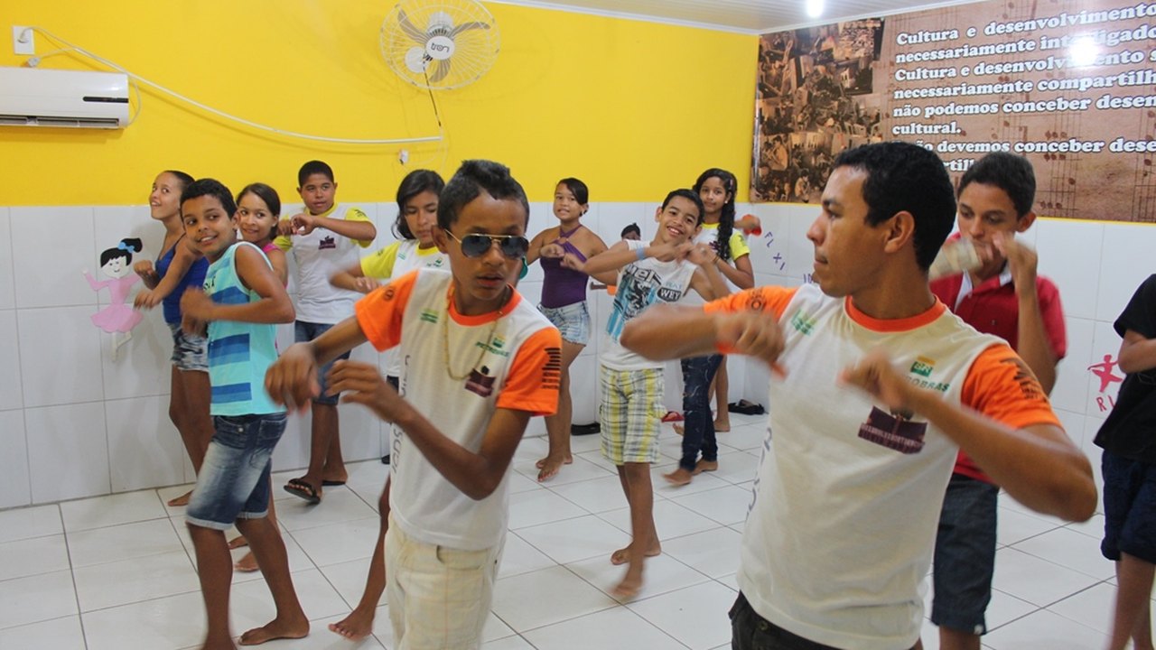 Alunos do Instituto Girassol participam de Oficina de Danças em Boca da Mata