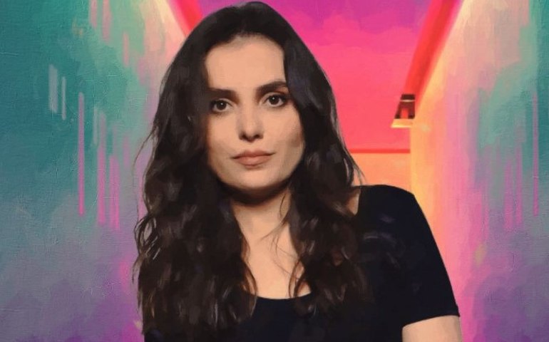 Monica Iozzi abandona voo após problemas no avião