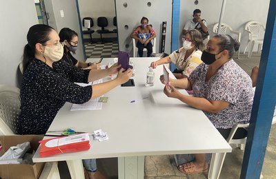 Assistência Social entrega novos cartões alimentação para usuários do Casa