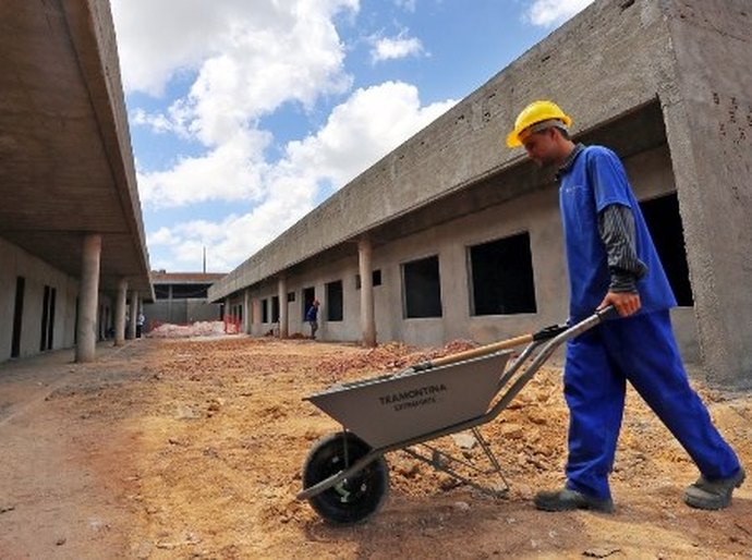 Em vistoria de obra, Renan Filho mostra importância do IML para a Segurança