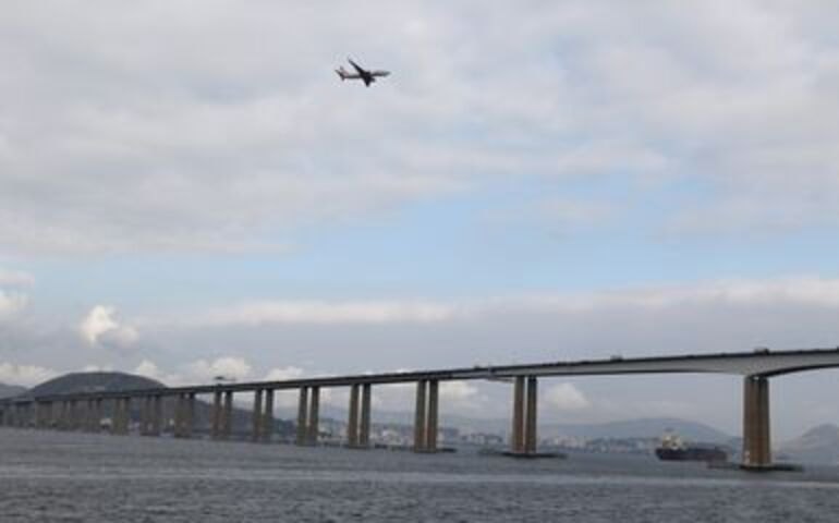 Feriado deixa trânsito lento na Ponte Rio-Niterói