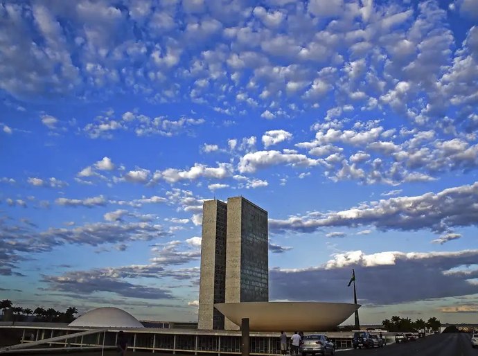 Relator antecipa fim da reeleição para 2030 e CCJ do Senado adia votação