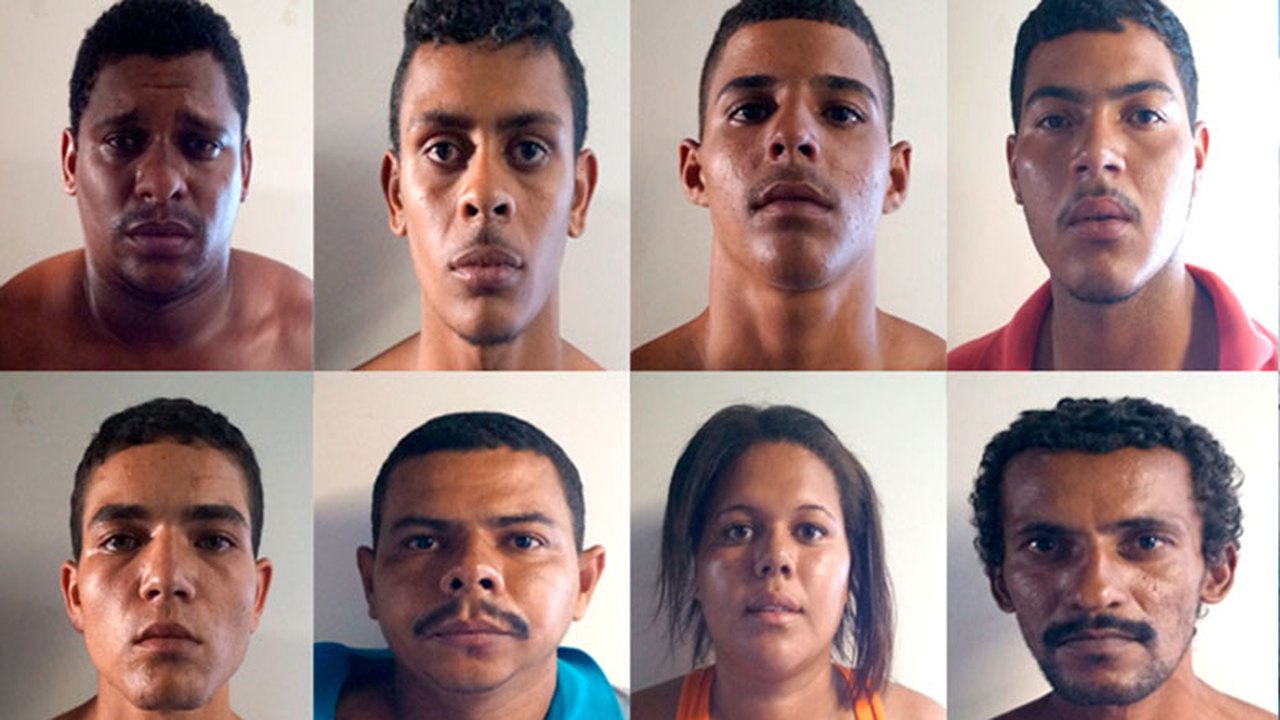 Polícia prende e apresenta acusados de roubar viatura
