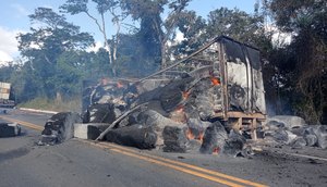 Carreta carregada de algodão pega fogo e deixa rodovia federal totalmente interditada em Sergipe