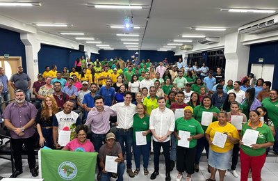 Governo de Alagoas entrega maquinários e equipamentos para catadores de materiais recicláveis