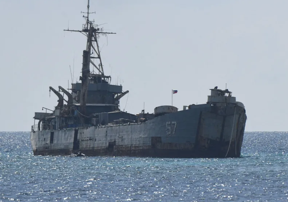 Navio chinês dispara canhões d'água contra barcos filipinos em área em disputa; vídeo