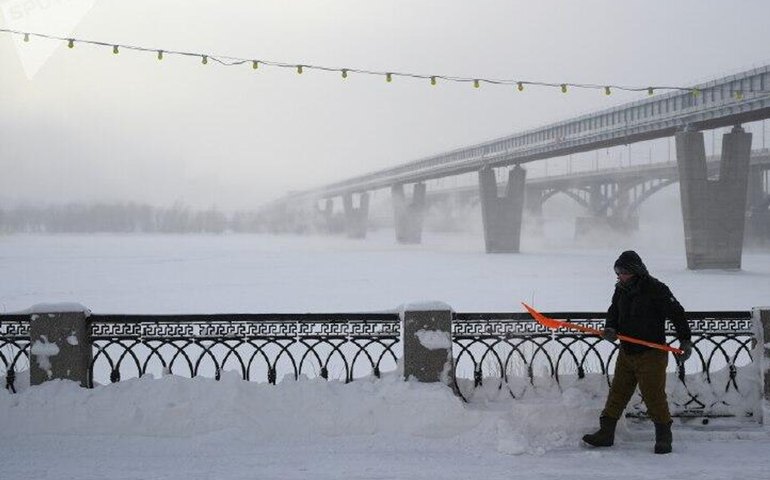 Frio extremo desafia funcionário público durante nevasca na Sibéria