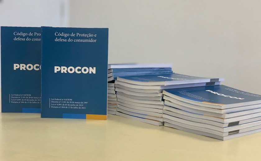 Procon Maceió entrega 300 exemplares do Código de Defesa do Consumidor