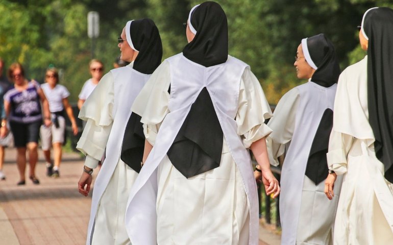 Freiras rebeldes entram em conflito imobiliário com a Igreja espanhola; entenda