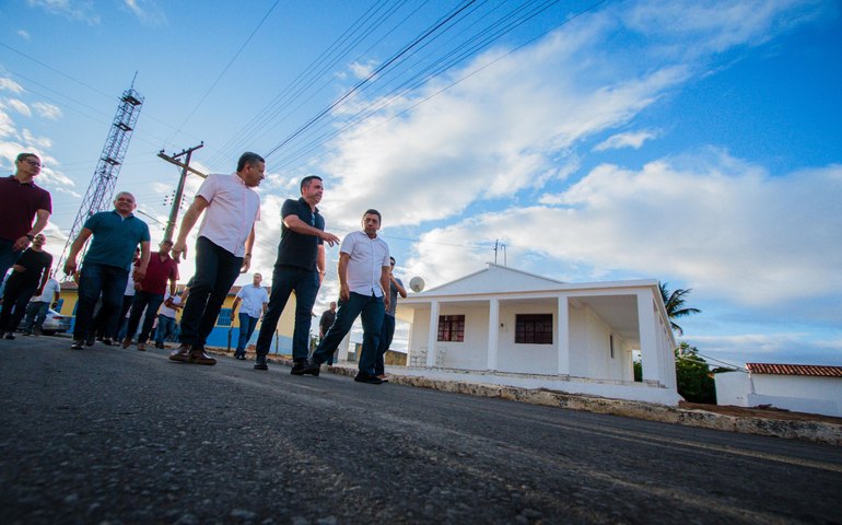 Governador vistoria obra de pavimentação da Serra do Cavalo em Água Branca