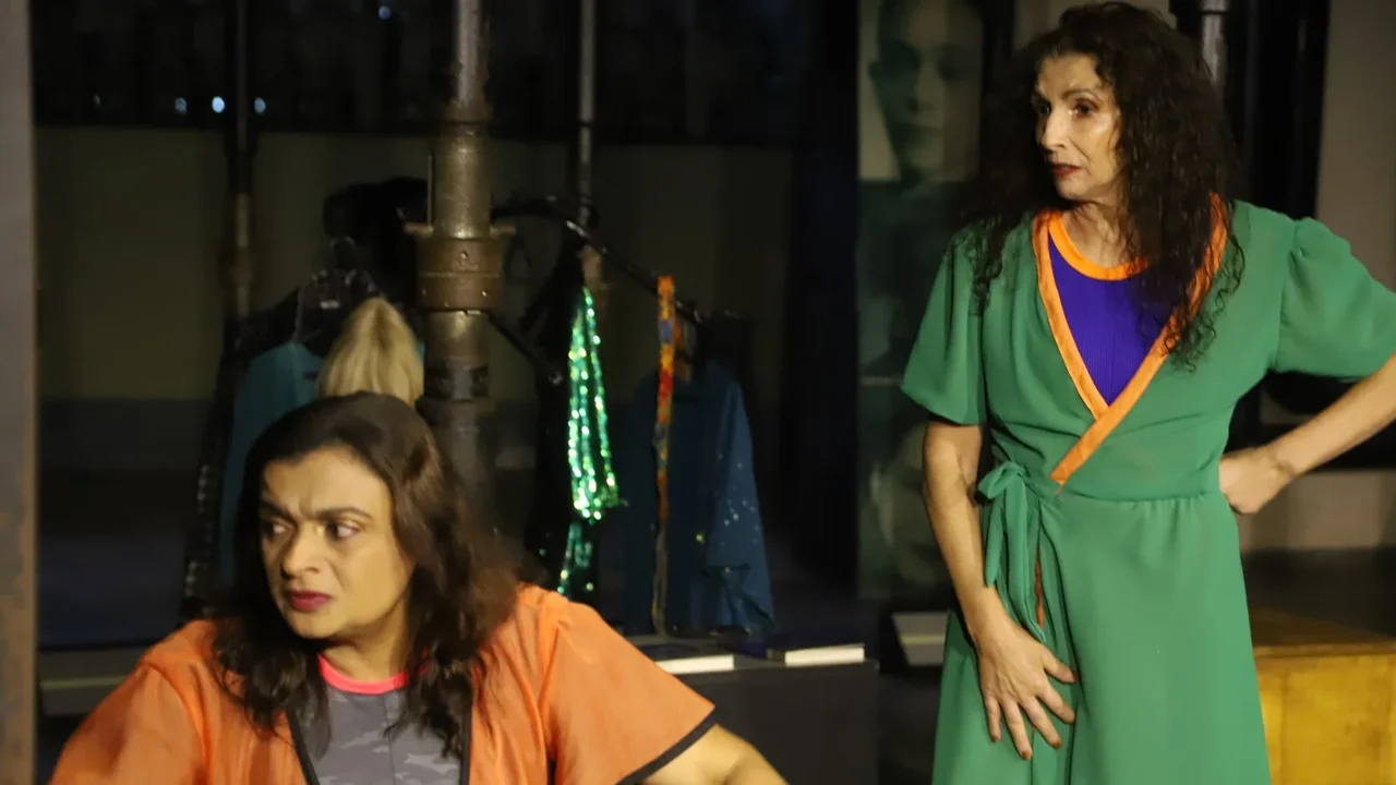 “Menospausa” aborda maturidade feminina com humor e reflexão no Theatro José de Alencar