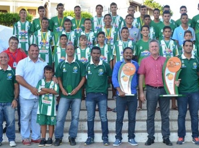 Joaquim Beltrão recebe atletas da base do Coruripe para homenagem pelas conquistas na copa nordeste na Bahia