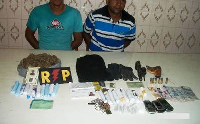 PM cumprem mandado, prendem dois e apreendem armas e drogas em Cacimbinhas