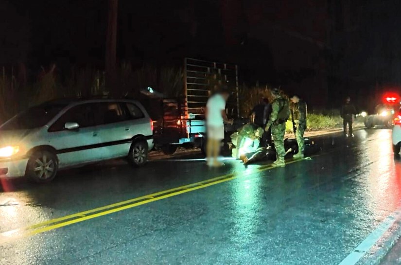 Policiais civis socorrem vítima de acidente em rodovia de Alagoas
