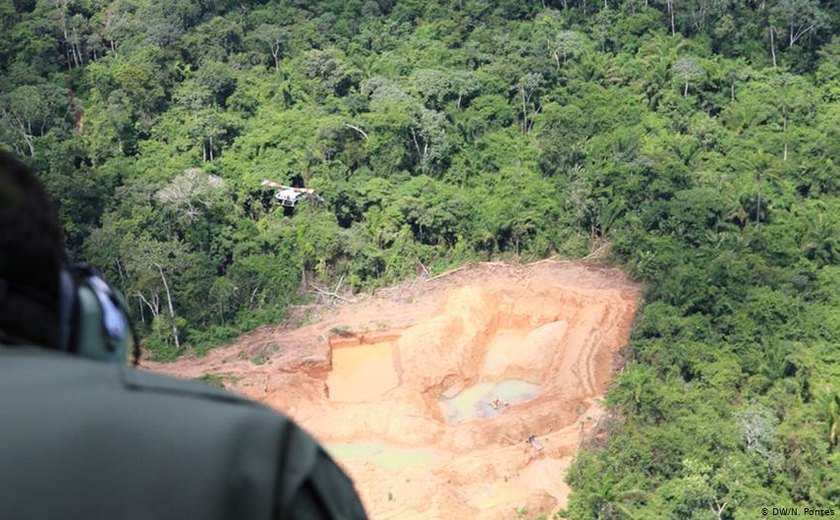 Bolsonaro assina projeto que permite mineração em terras indígenas