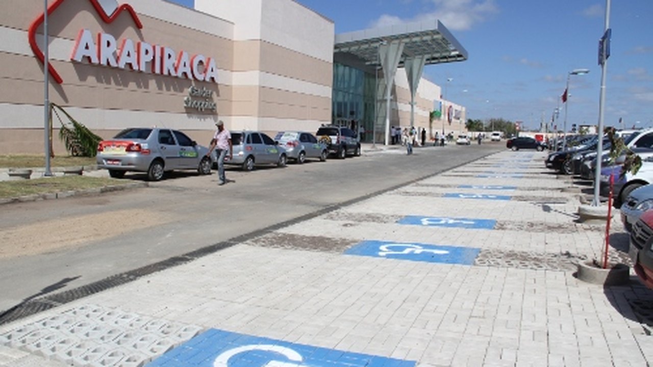 Shoppings abrem normalmente durante o feriado