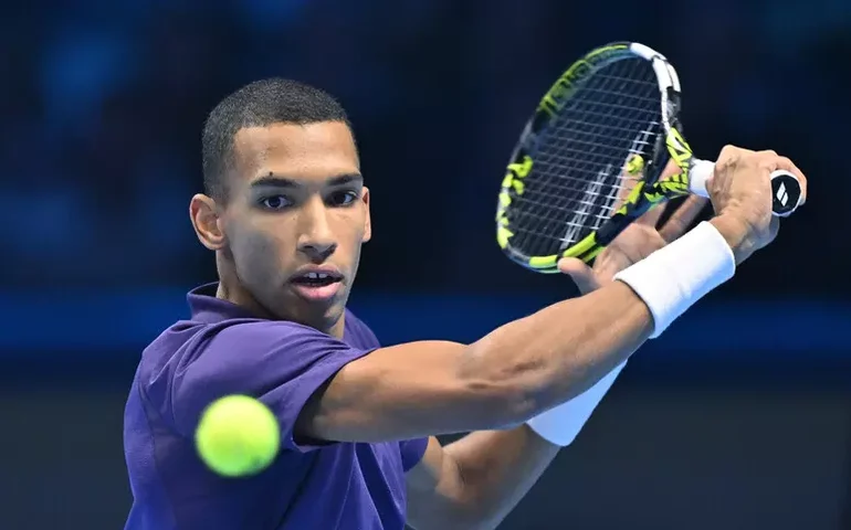 Aliassime vence Zverev e avança à semi do ATP Finals