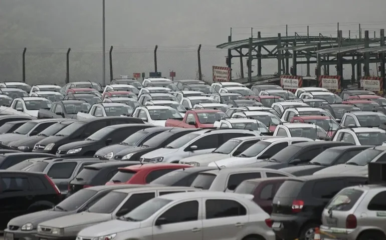 Fluxo total de veículos em estradas pedagiadas cai 1,1% em março ante fevereiro, aponta ABCR