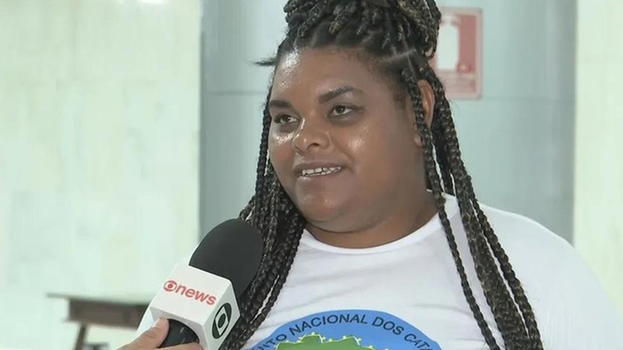 Catadora que passou faixa para Lula é atacada nas redes por ter viajado à Europa