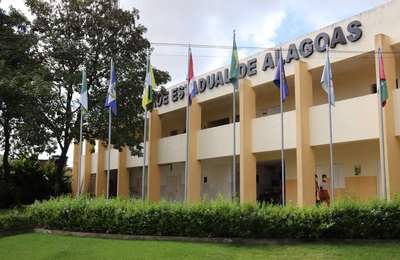 Uneal lança editais de vagas remanescentes para cursos de graduação