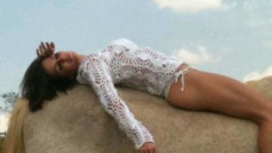 Deborah Secco agradece aos fãs pelo título de mais sexy