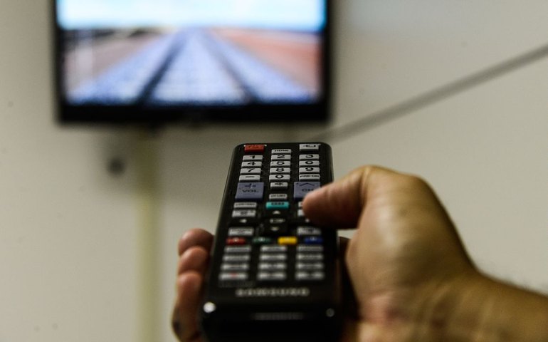 Qual deve ser a distância exata entre o sofá e a televisão para evitar problemas de visão? Especialistas respondem