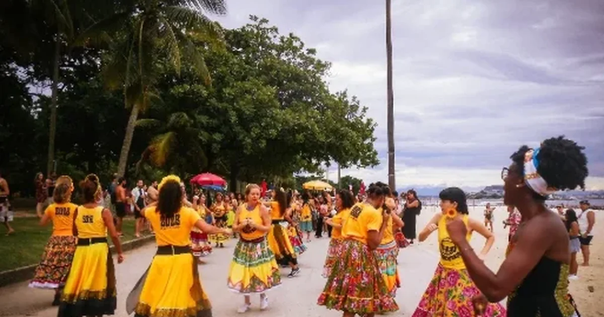Bloco Maracutaia celebra o ritmo do maracatu no Centro do Rio