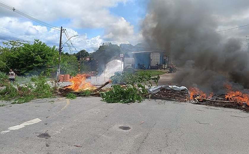 Moradores de Fernão Velho fazem protesto após interdição de ladeira de acesso ao bairro