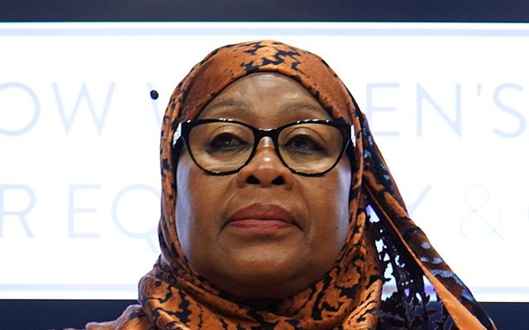 Artista tanzaniano que queimou a foto da presidente em vídeo no TikTok é preso; entenda