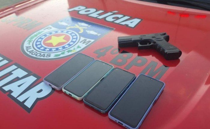 Dupla estava com pistola e aparelhos celulares