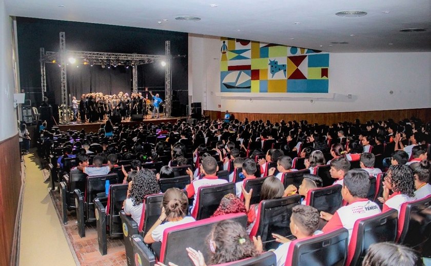 Estudantes de escolas públicas de Penedo se encantam com a Orquestra Meninos de São Caetano-PE
