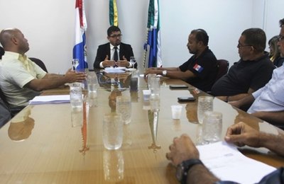 Governo de Alagoas dialoga com representantes dos policiais civis