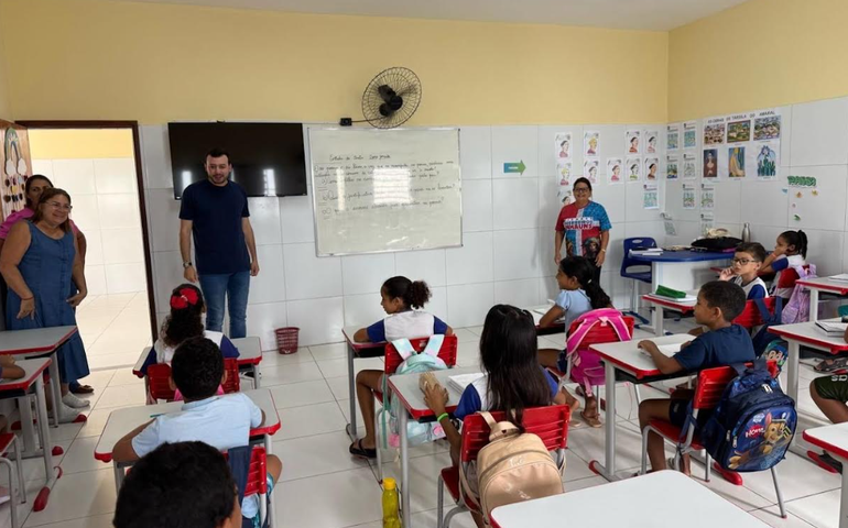 Prefeito de Anadia visita unidades de ensino